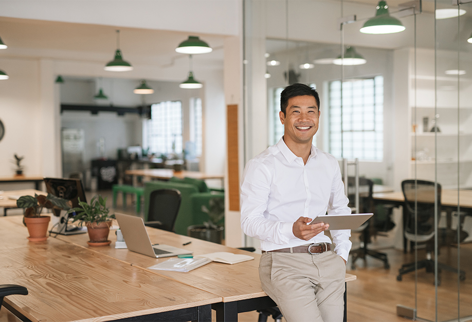 homme souriant avec une tablette à la main