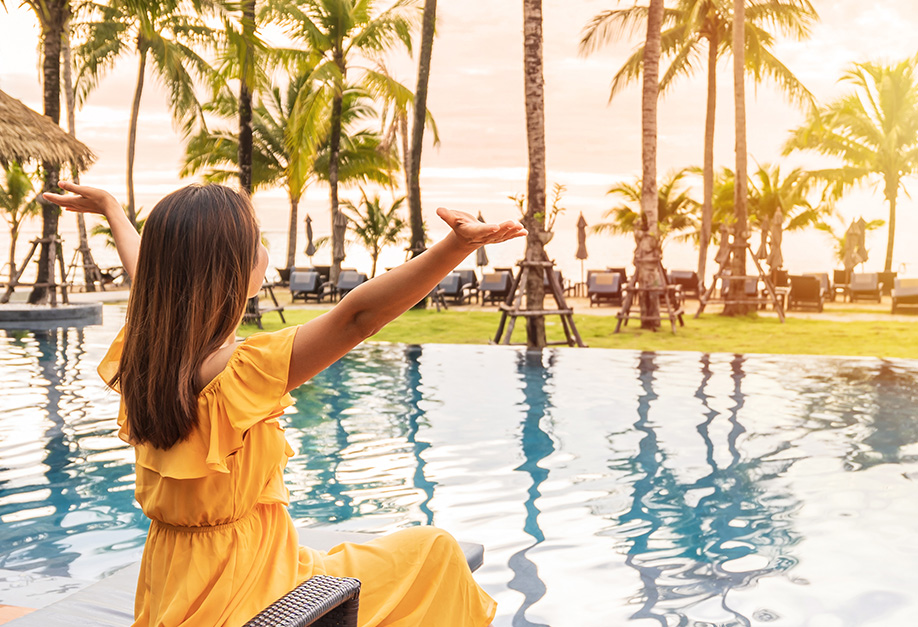 femme heureuse en bord de piscine