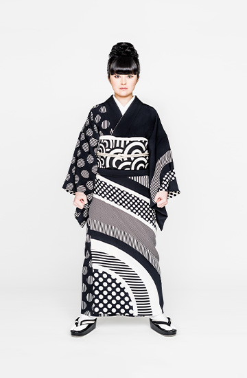 femme portant un kimono noir et blanc