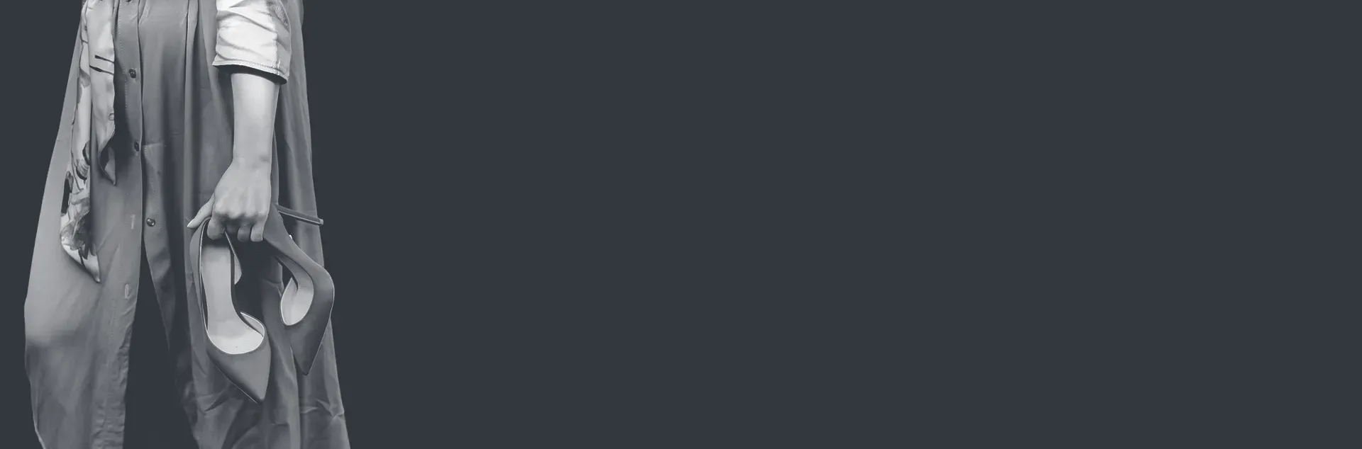 femme qui tient ses chaussures à la main