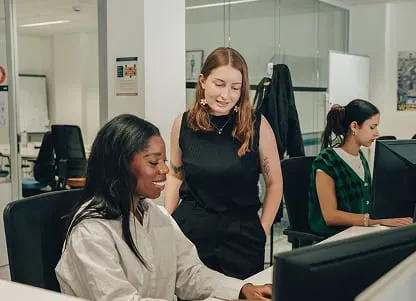 Des gens à leur bureau