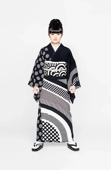 woman wearing a black and white kimono
