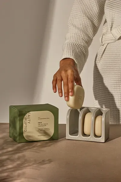 femme qui tient un savon solide