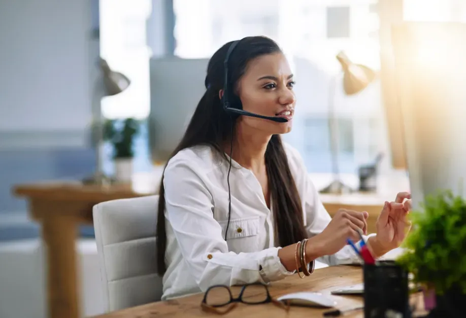 Concierge souriante au téléphone