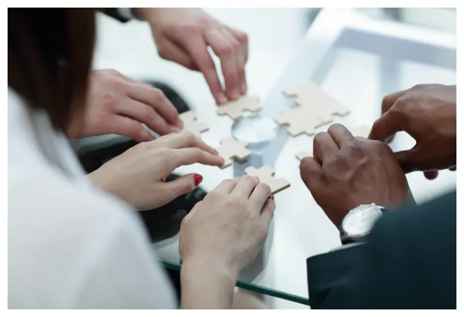 Salariés réunis qui collaborent ensemble 
