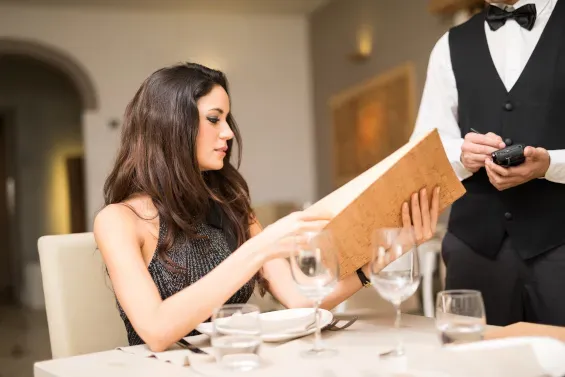 Femme lisant la carte dans un restaurant