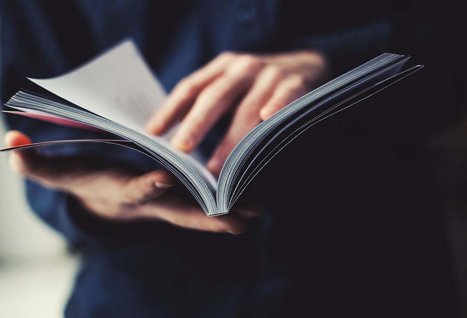 personne lisant une magazine