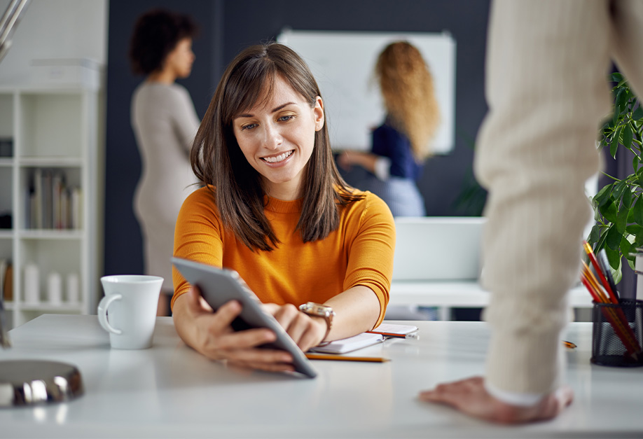 Femme regardant une tablette