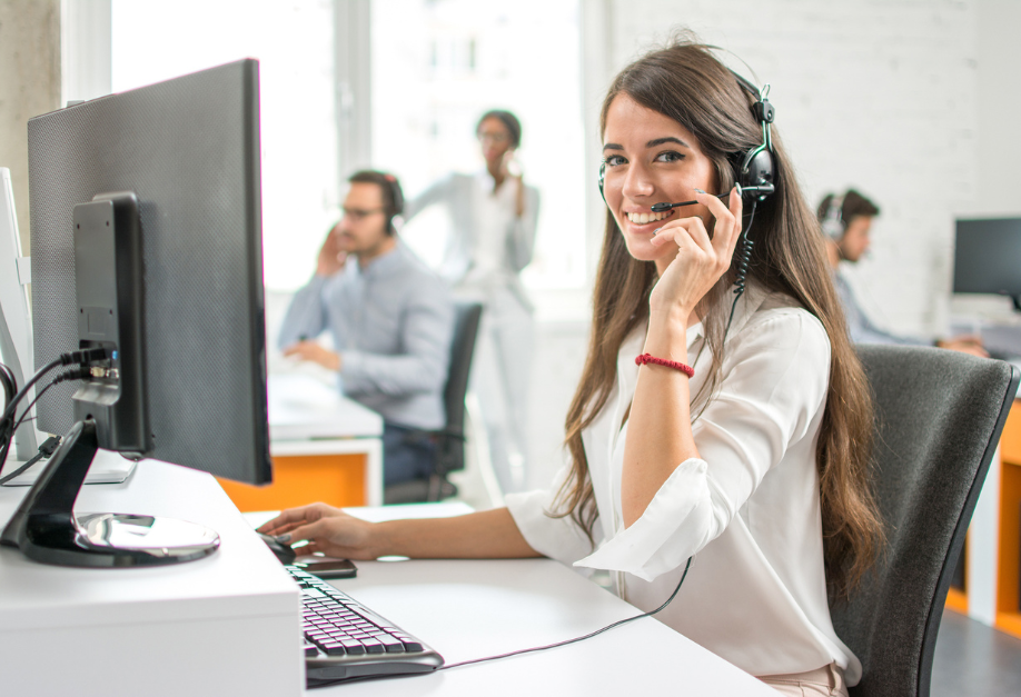 Concierge souriante au téléphone