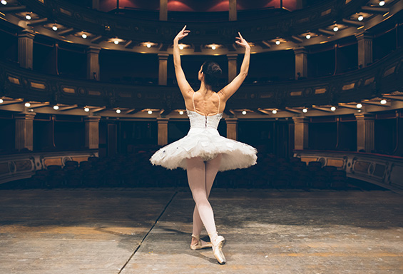 ballerine de dos sur scène