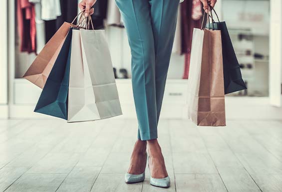 femme avec des sacs de shopping