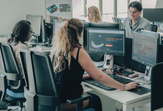 personnes qui travaillent