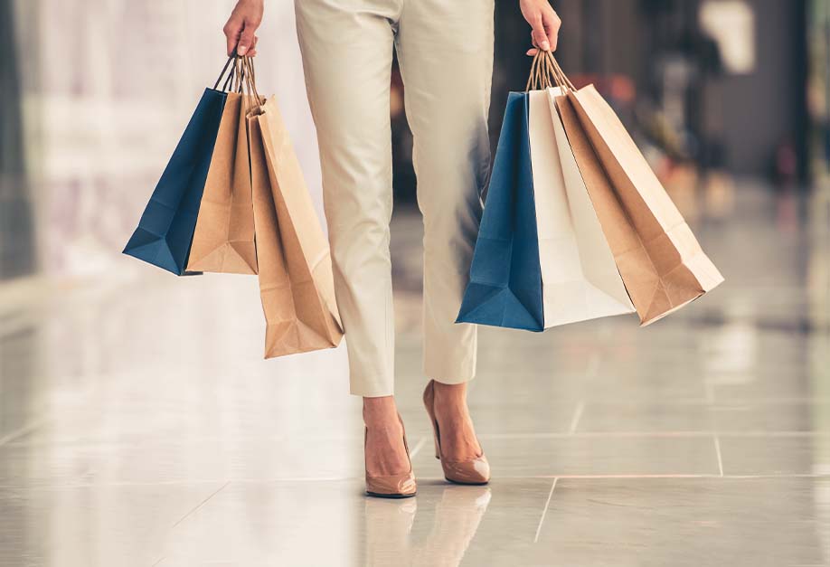 femme qui porte des sacs de shopping