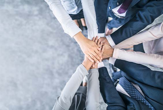 equipe avec les mains superposés