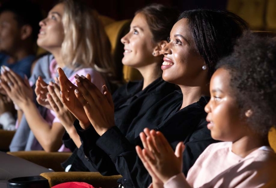 personnes regardant un spectacle