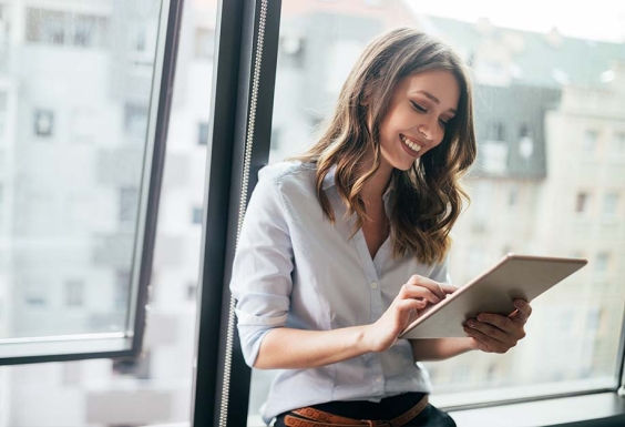 femme regardant une tablette